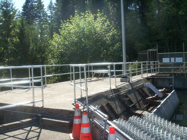 旧沿河焊接护栏改造
