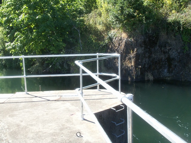 升级改造后的沿河护栏