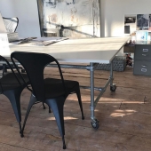 设计工作室里的长桌，既是工作桌也是装饰品