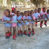 为海地儿童搭建娱乐设施[新百扣在行动]
