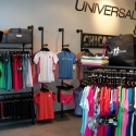 Universal Sole 店内的衣物零售陈列架