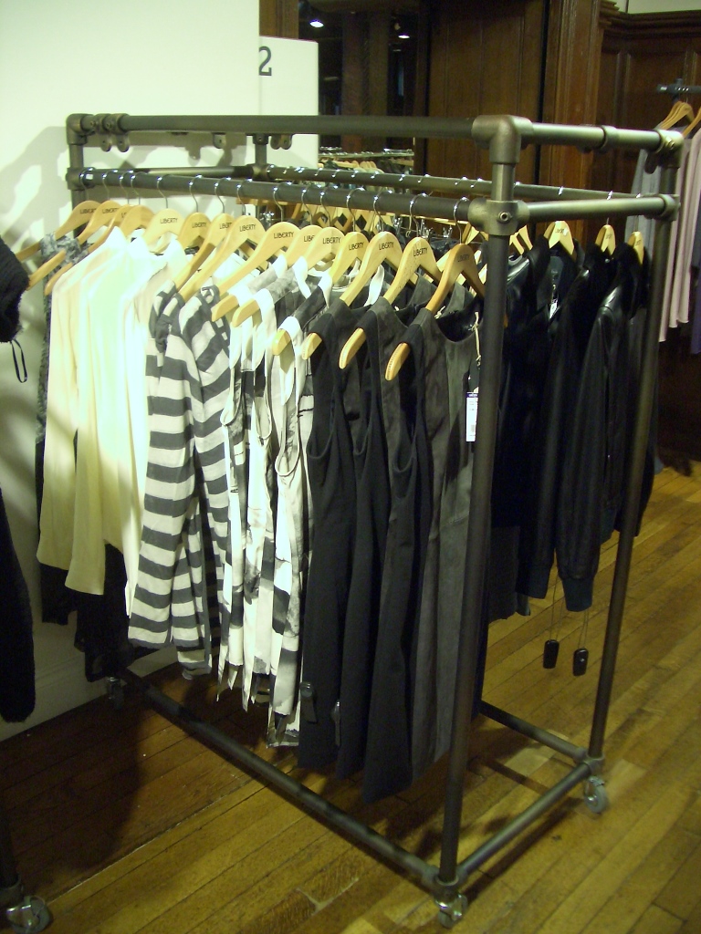 商店衣服展示架