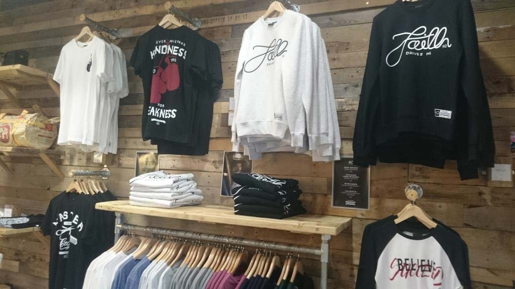 脚手架钢管与木板托盘升级改造的个性服装展示架