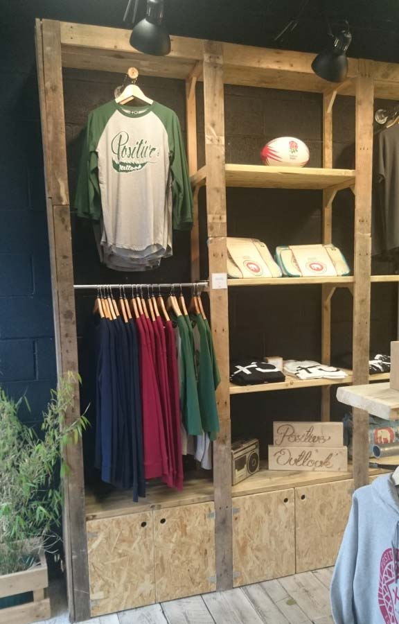 脚手架钢管与木板托盘升级改造的个性服装展示架