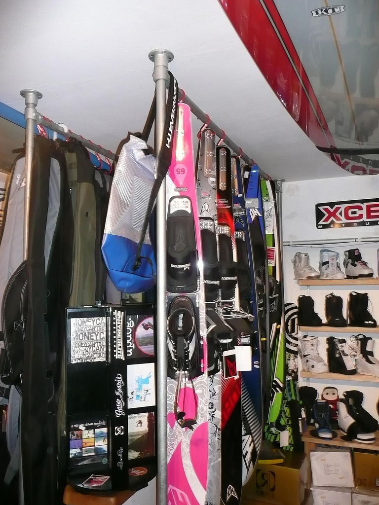 UK Surf店面的冲浪板展示架