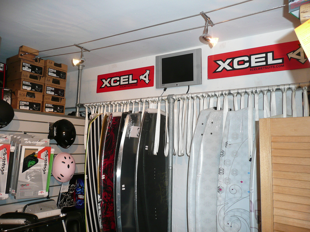 UK Surf店面的冲浪板展示架