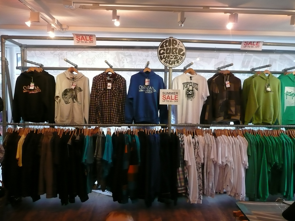 上下两层服装展示架,坚固耐用,超强展示功能