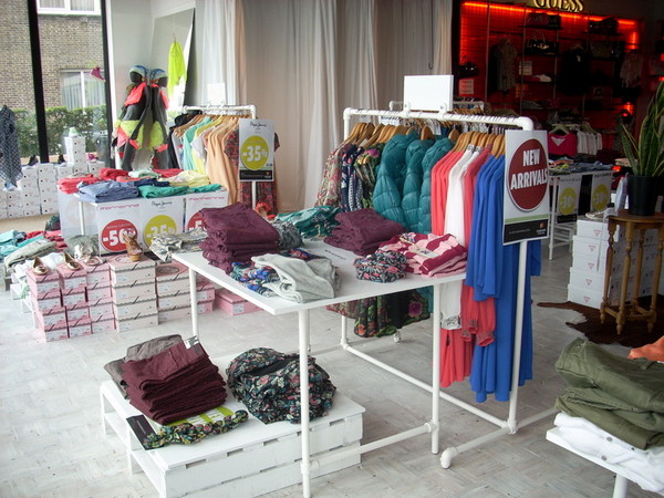GUESS门店服装展示架