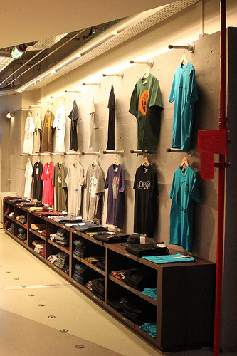 高效利用附墙体服装展示架