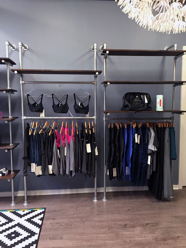 定做水管挂衣架,附墙服装展示架