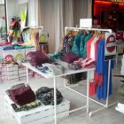 GUESS门店服装展示架