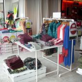 GUESS门店服装展示架