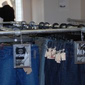 牛仔服饰品牌Renew Demin门店的超强承重挂衣架