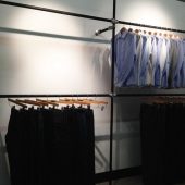 Todd Shelton线下展厅里的男装挂衣架